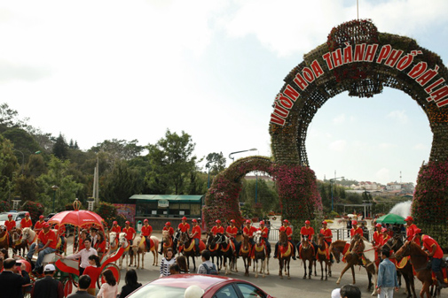 การแสดงขบวนม้าอันยิ่งใหญ่ ณ เมืองแห่งมวลดอกไม้