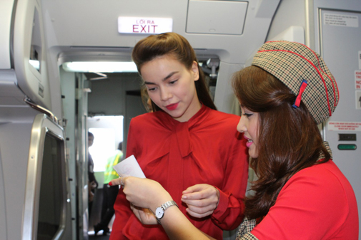 Ho Ngoc Ha โชว์การแสดงร้องเพลงสร้างความประทับใจแก่ผู้โดยสารบนเที่ยวบิน ปฐมฤกษ์ของเวียดเจ็ทแอร์ ในเส้นทางโฮจิมินห์ซิตี้ (Ho Chi Minh City) สู่กวีเญิน (QuyNhon)