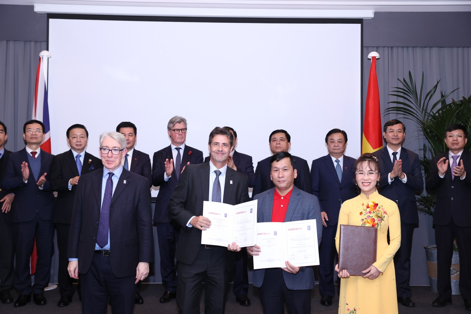เวียตเจ็ทลงนามในข้อตกลงมูลค่า 400 ล้านดอลลาร์ฯ กับโรลส์-รอยซ์ พร้อมลงนามข้อตกลงประกันภัยต่อกับโบรกเกอร์ประกันภัยจากสหราชอาณาจักร