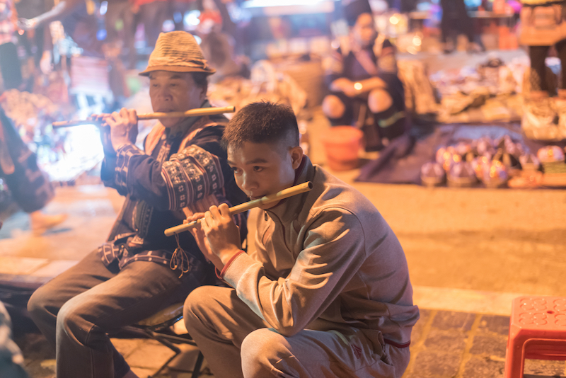 Chơi nhạc cụ tại chợ đêm Sapa