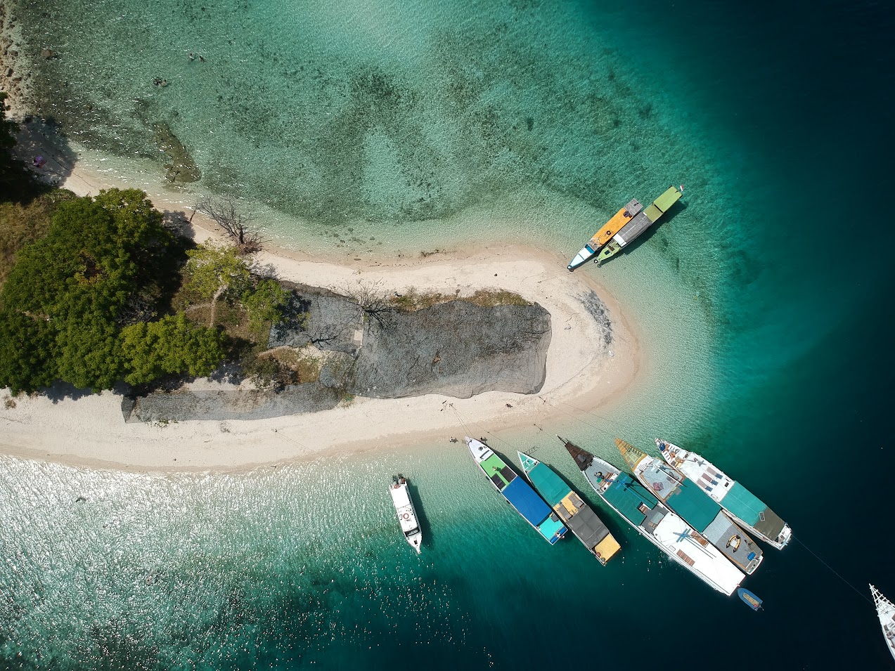 観光シーズンに美しいインドネシア島をお楽しみください