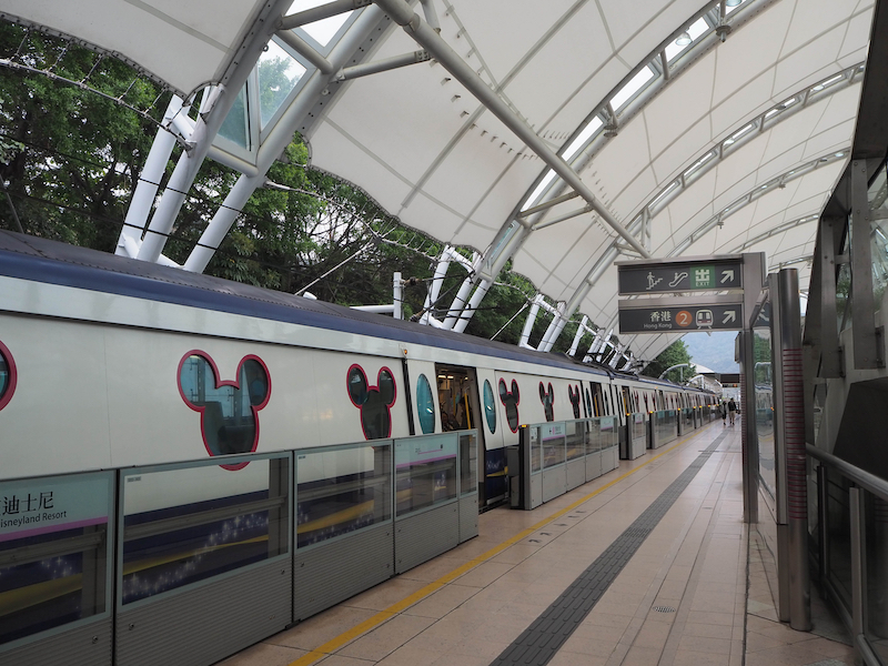 Tàu MRT đi đến Disneyland