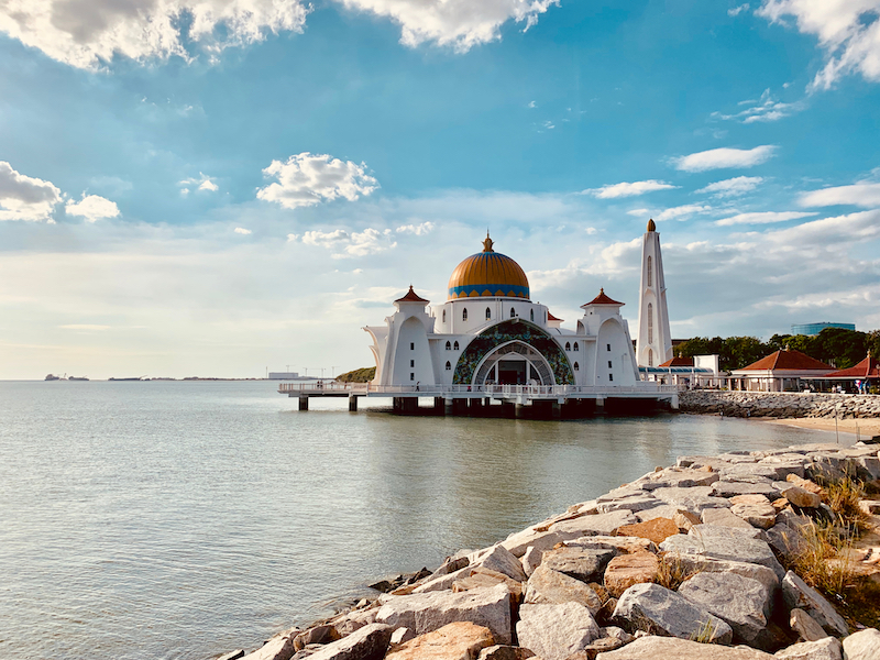 Du lịch nghỉ dưỡng chăm sóc sức khỏe tại nhà thờ Hồi giáo Eo biển Malacca, Malaysia