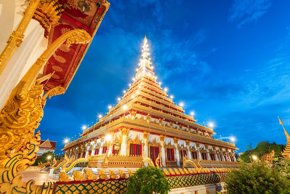 孔敬的Mahathat Kaen Nakhon寺廟在夜晚非常華麗和壯觀