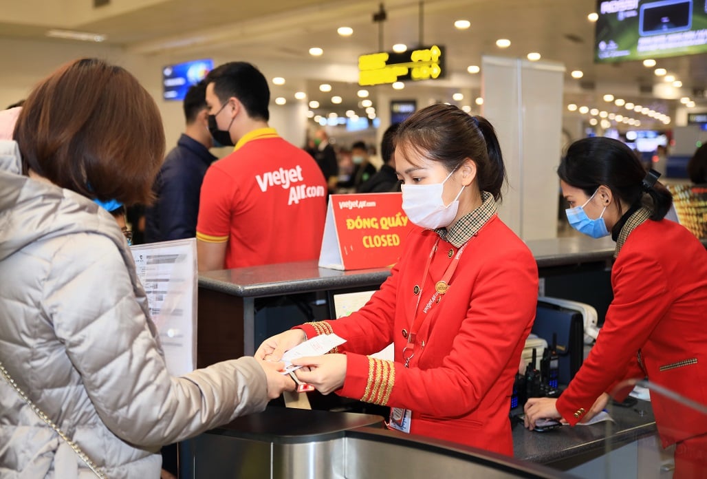mang mỹ phẩm l&ecirc;n m&aacute;y bay