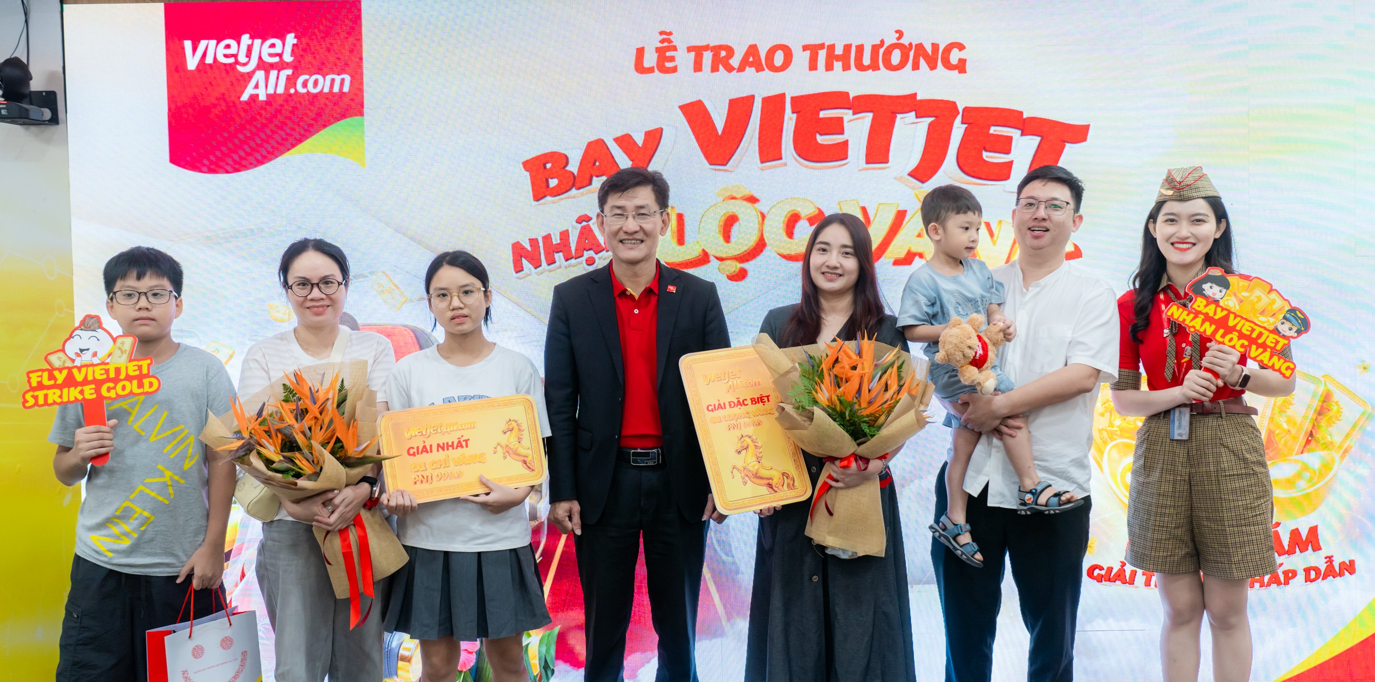 Bay cùng Vietjet, nữ hành khách may mắn nhận quà 01 lượng vàng 999.9