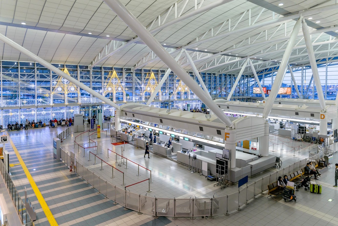 KHU VỰC SẢNH CHỜ CHÍNH TRONG NHÀ GA SÂN BAY FUKUOKA