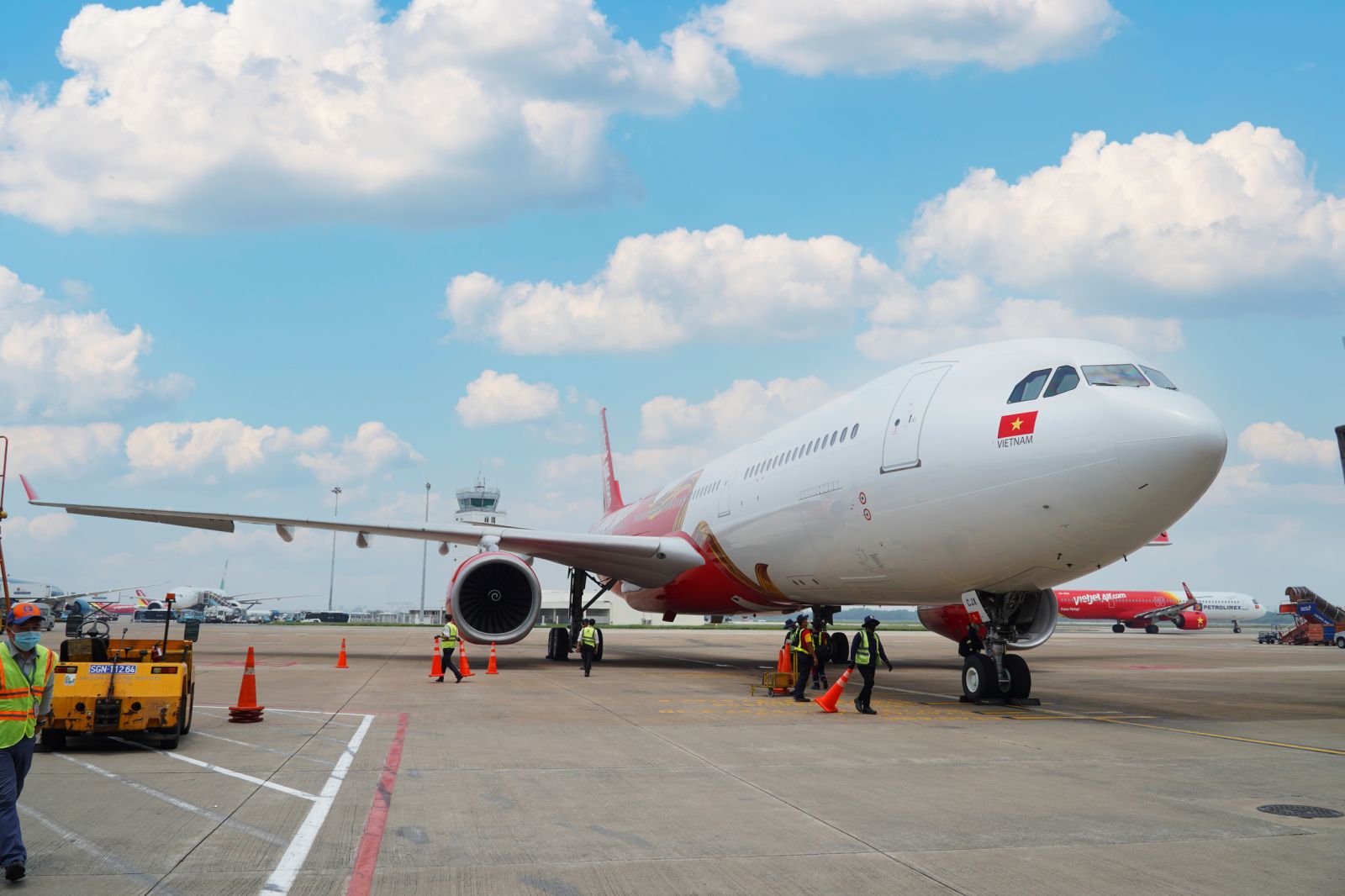 Du lịch hè cùng Vietjet trên tàu bay lớn Airbus A330 | Vietjet Air | Vietjet  Air