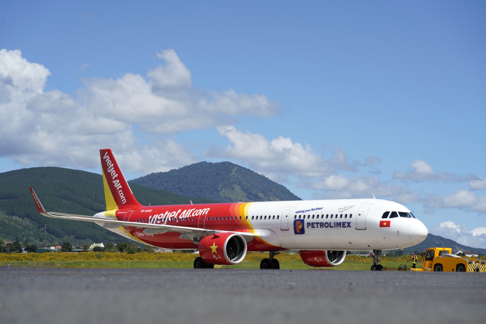 Tưng bừng đ&oacute;n ch&agrave;o năm mới cực &ldquo;chất&rdquo; với đại tiệc khuyến m&atilde;i bay c&ugrave;ng Vietjet