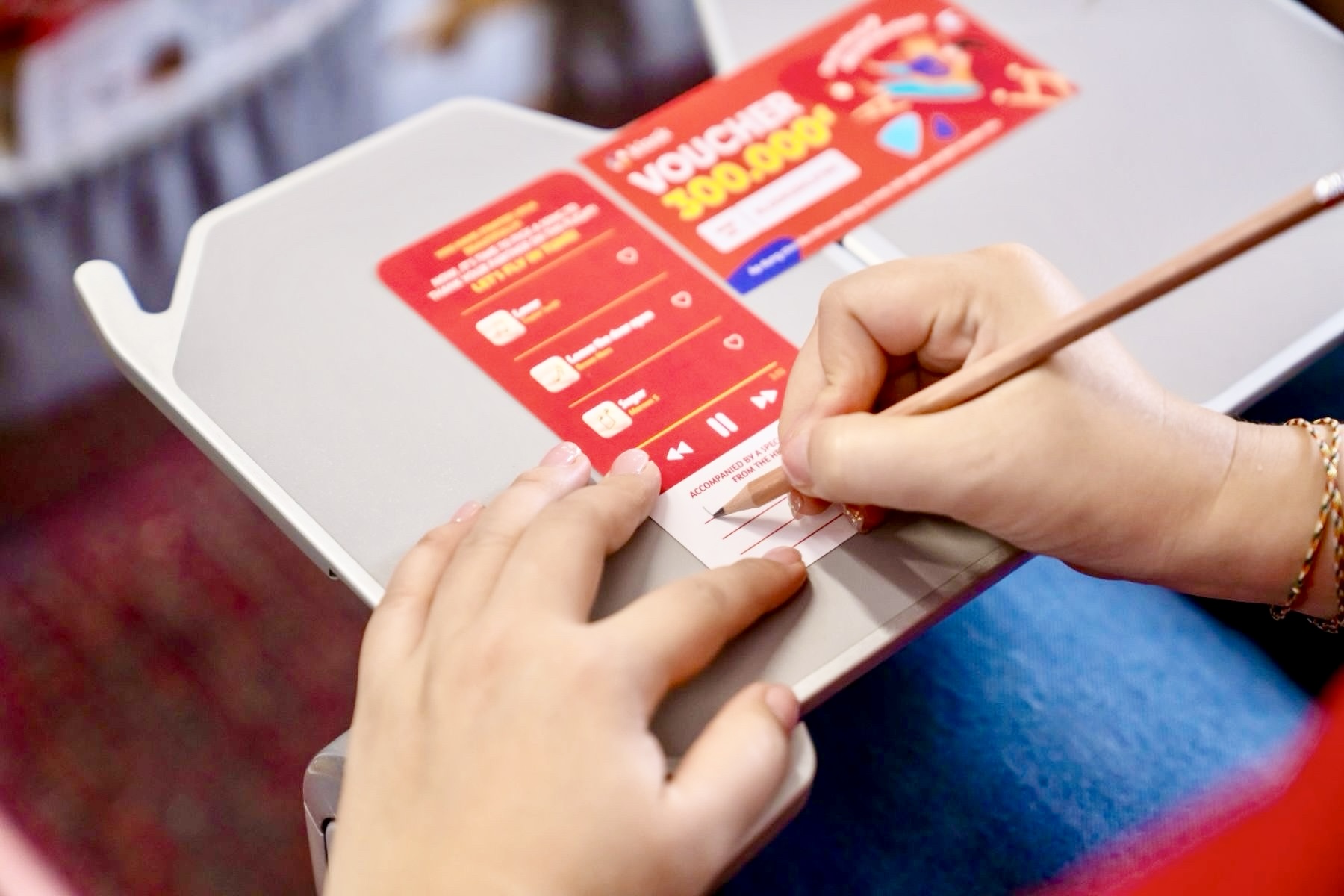 Ảnh c&oacute; chứa người, m&oacute;ng, ng&oacute;n tay, s&aacute;chNội dung do AI tạo ra c&oacute; thể kh&ocirc;ng ch&iacute;nh x&aacute;c.