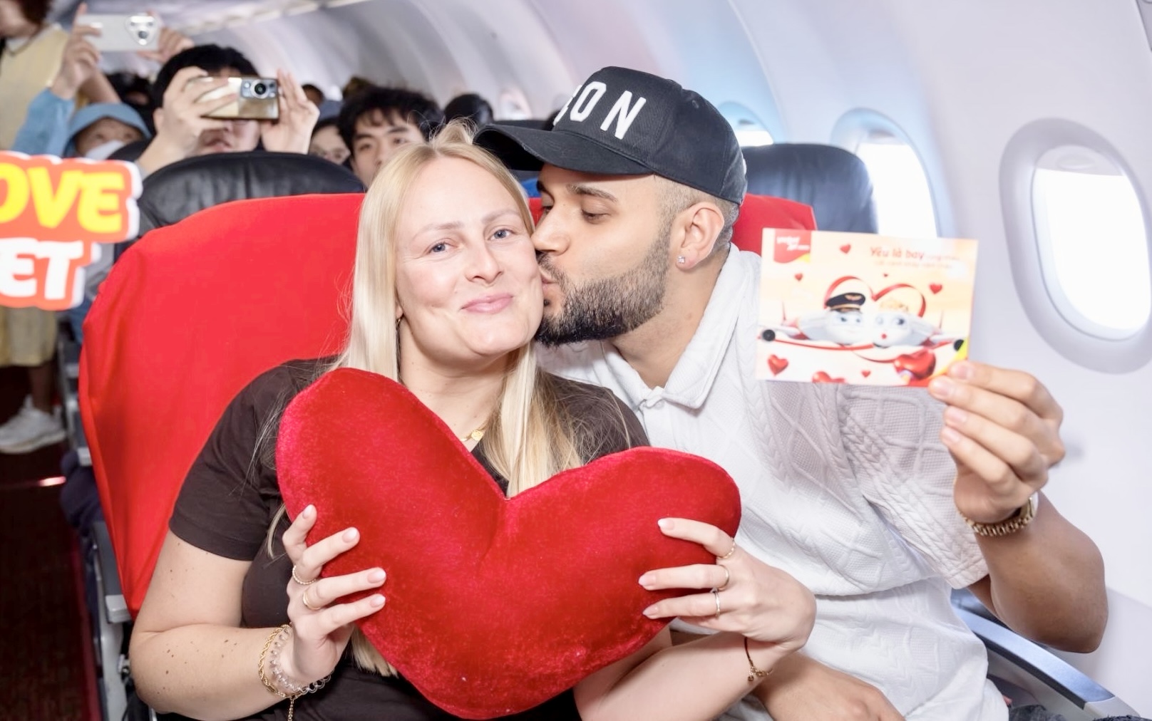 Ảnh c&oacute; chứa Mặt người, người, trang phục, đ&agrave;n &ocirc;ngNội dung do AI tạo ra c&oacute; thể kh&ocirc;ng ch&iacute;nh x&aacute;c.