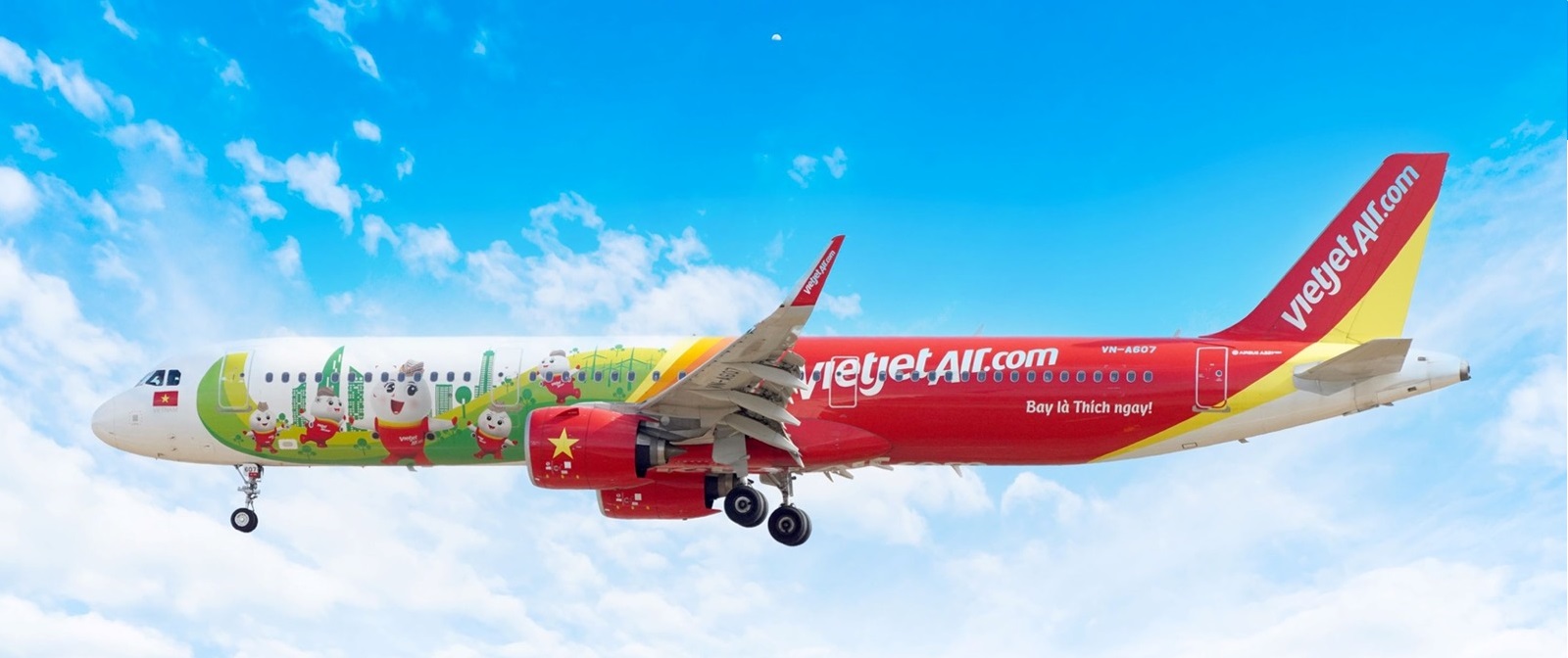 Welcome Year of the Snake 2025, Vietjet launches the service for transporting cherry and apricot blossoms