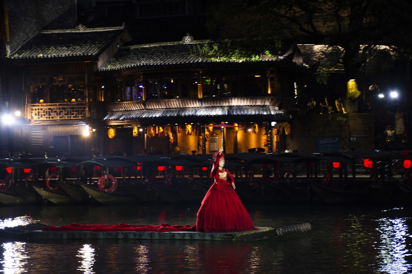  探索中国凤凰古镇的夜景