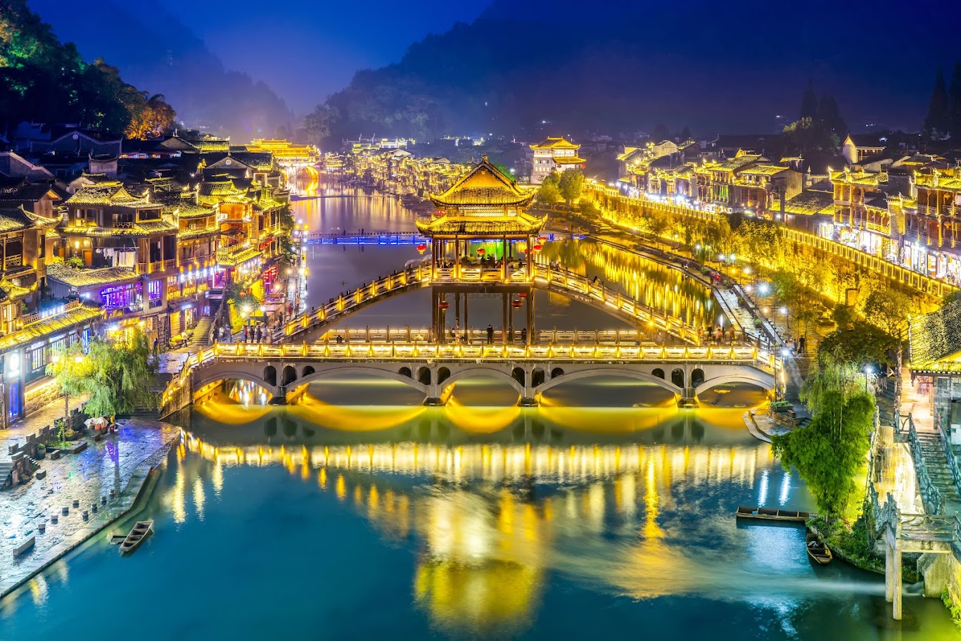 探索中国凤凰古城的夜景