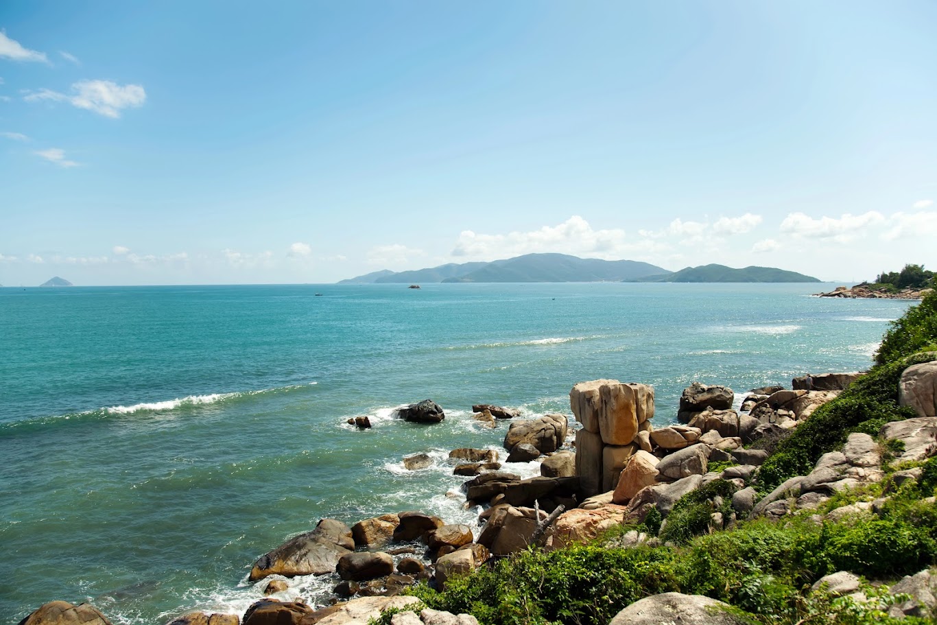 Detailed and Updated Guide to Getting to Hon Chong Nha Trang