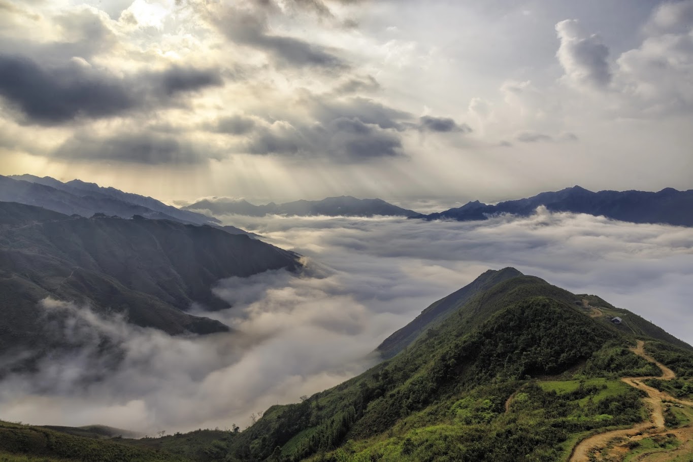 What makes the Ta Xua trekking route special? Discover its wild and challenging beauty