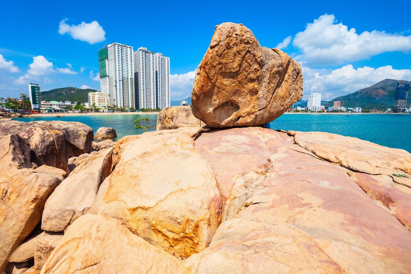 Detailed and Updated Guide to Getting to Hon Chong Nha Trang