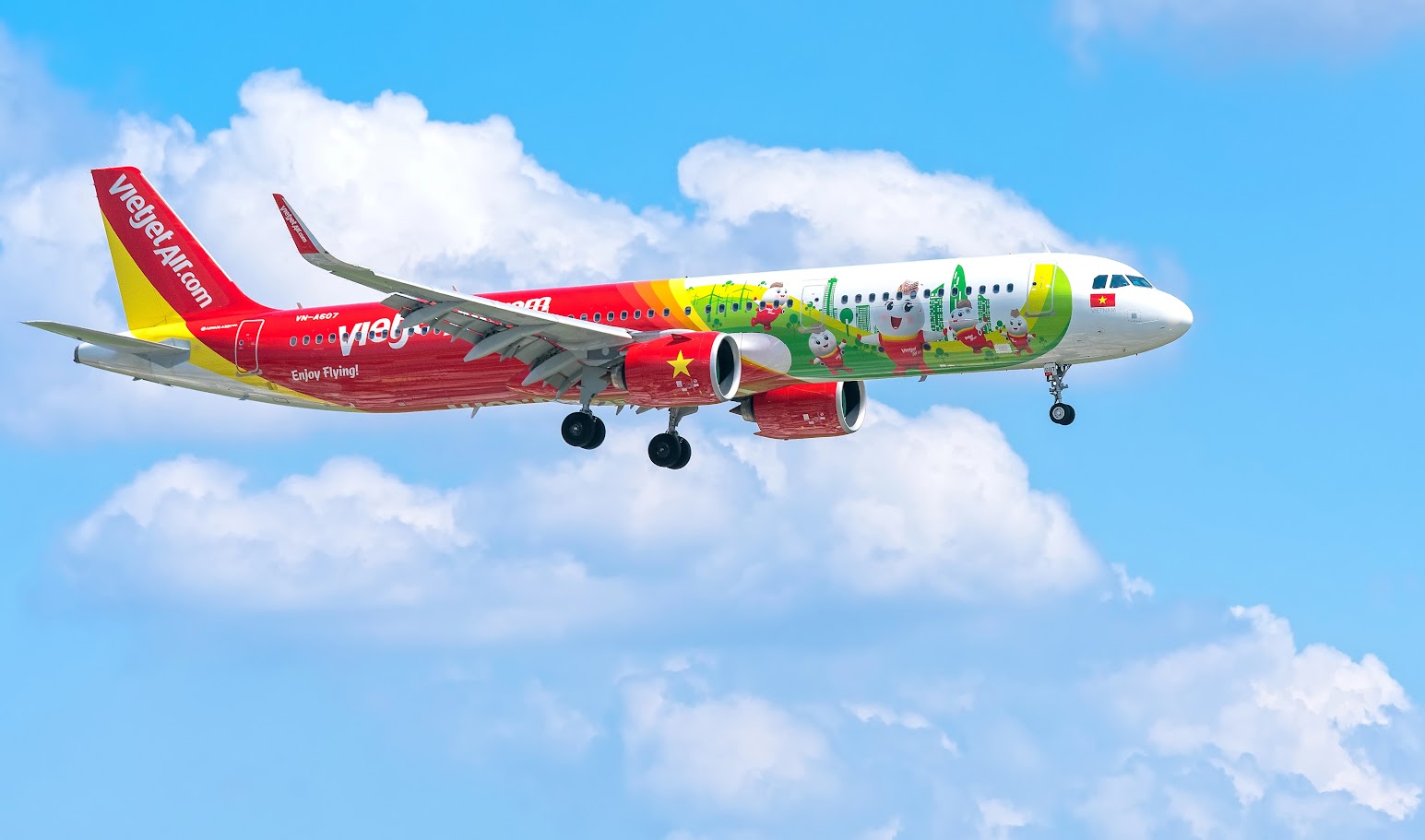 Lợi ích của việc đi du lịch một mình, với bạn bè và theo tour