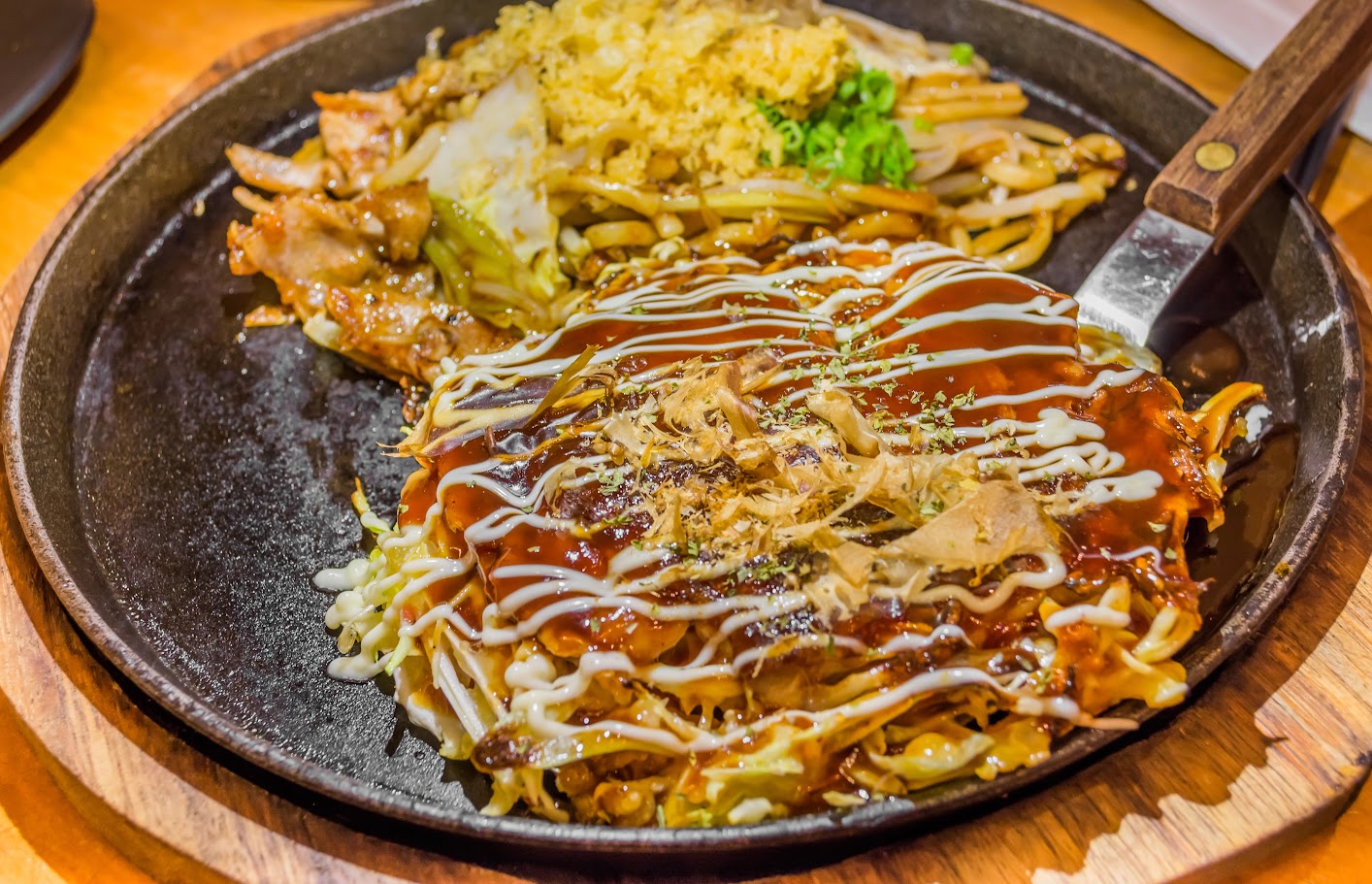 Ăn okonomiyaki chính gốc tại Hiroshima