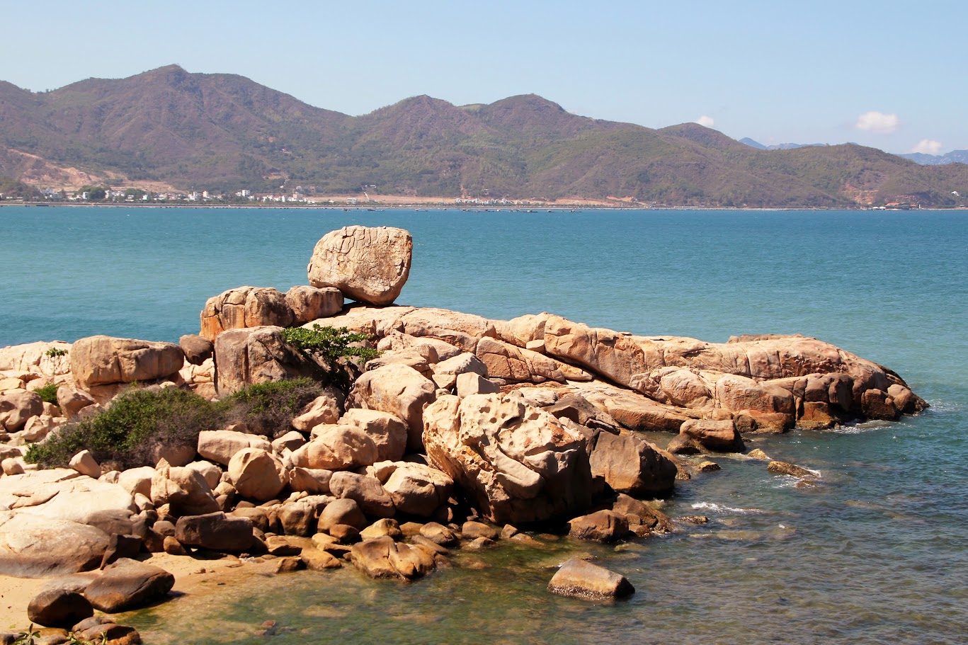Detailed and Updated Guide to Getting to Hon Chong Nha Trang