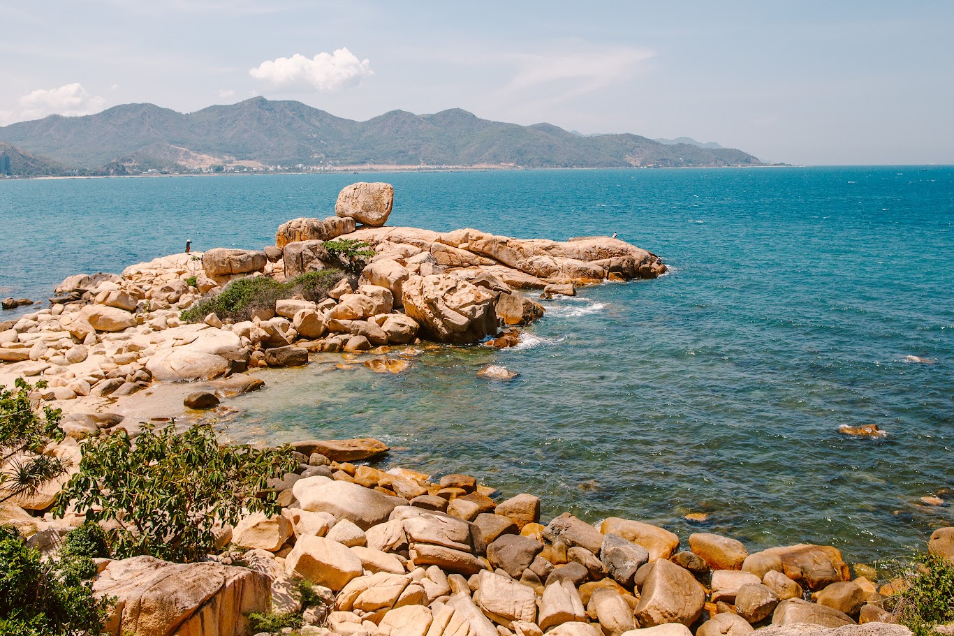 Detailed and Updated Guide to Getting to Hon Chong Nha Trang