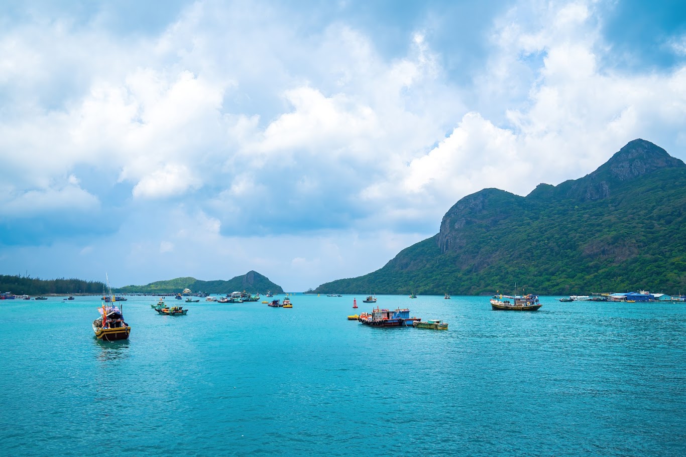How to book the best flight tickets from Ho Chi Minh City to Con Dao