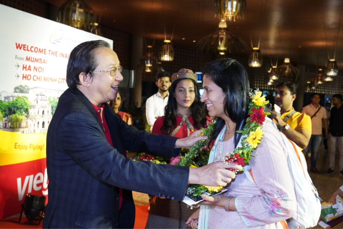 Lãnh đạo và phi hành đoàn Vietjet chào đón những hành khách trên chuyến bay đầu tiên từ Hà Nội đến Mumbai tại sân bay quốc tế Nội Bài