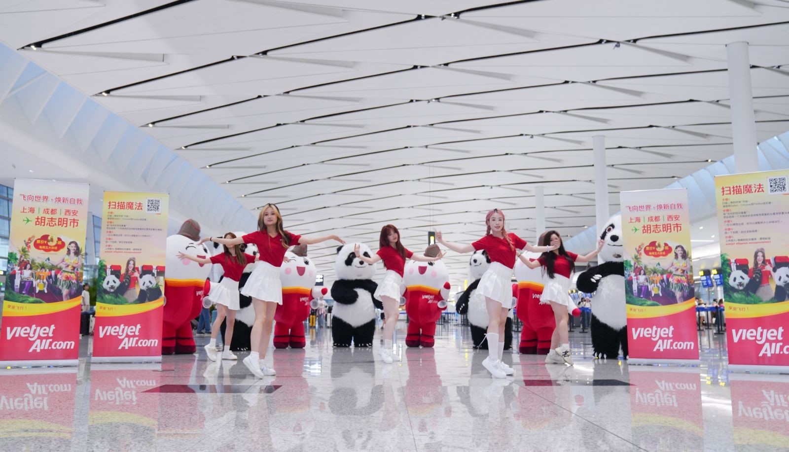 Ghé Thành Đô ngắm gấu trúc, cùng máy bay Amy Vietjet chào đón mùa thu