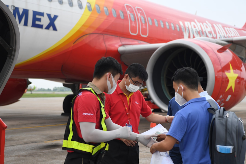 Đi máy bay mùa dịch