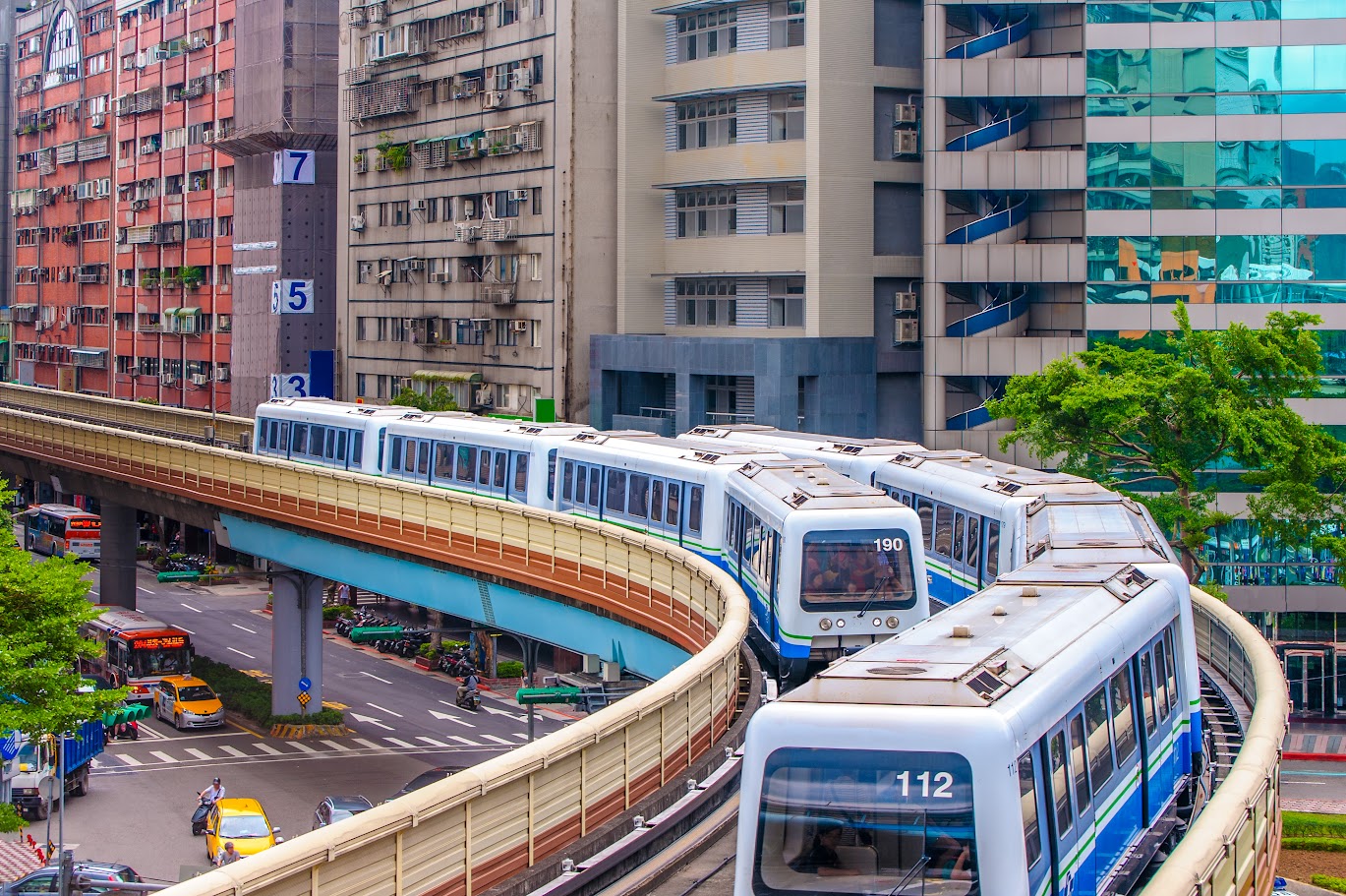 There are many ways to get to Shilin Night Market