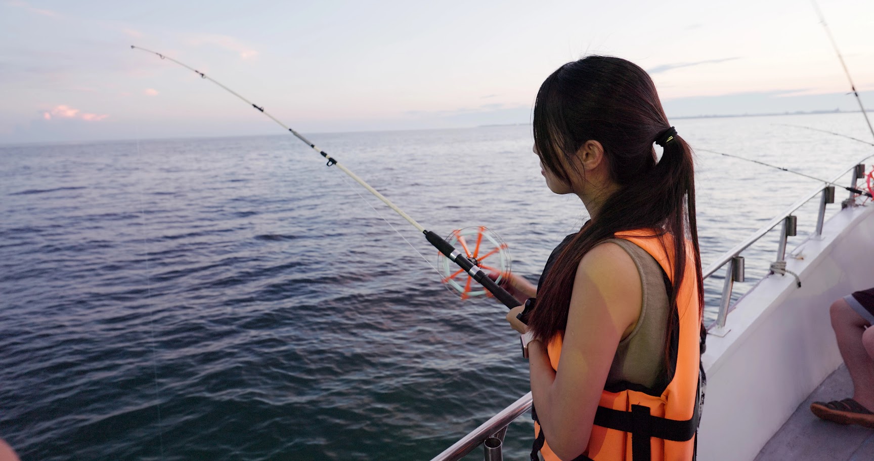 점점 더 많은 사람들이 바다 낚시 체험을 선택합니다.