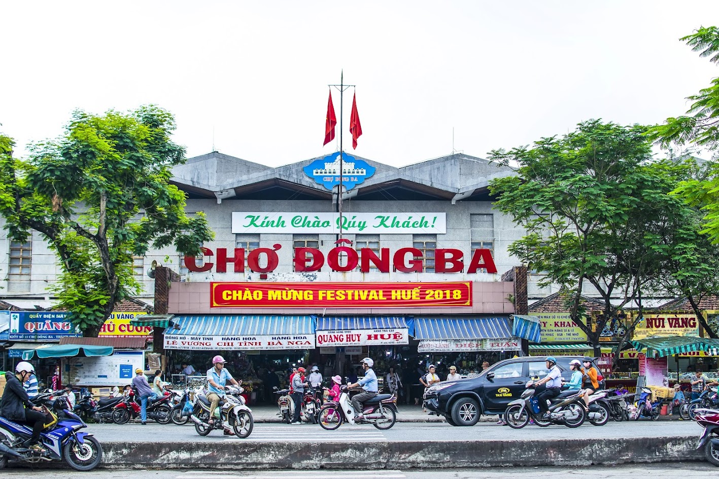 ドンバ市場はどこにありますか？ドンバ市場でおすすめの美味しい料理は何ですか？