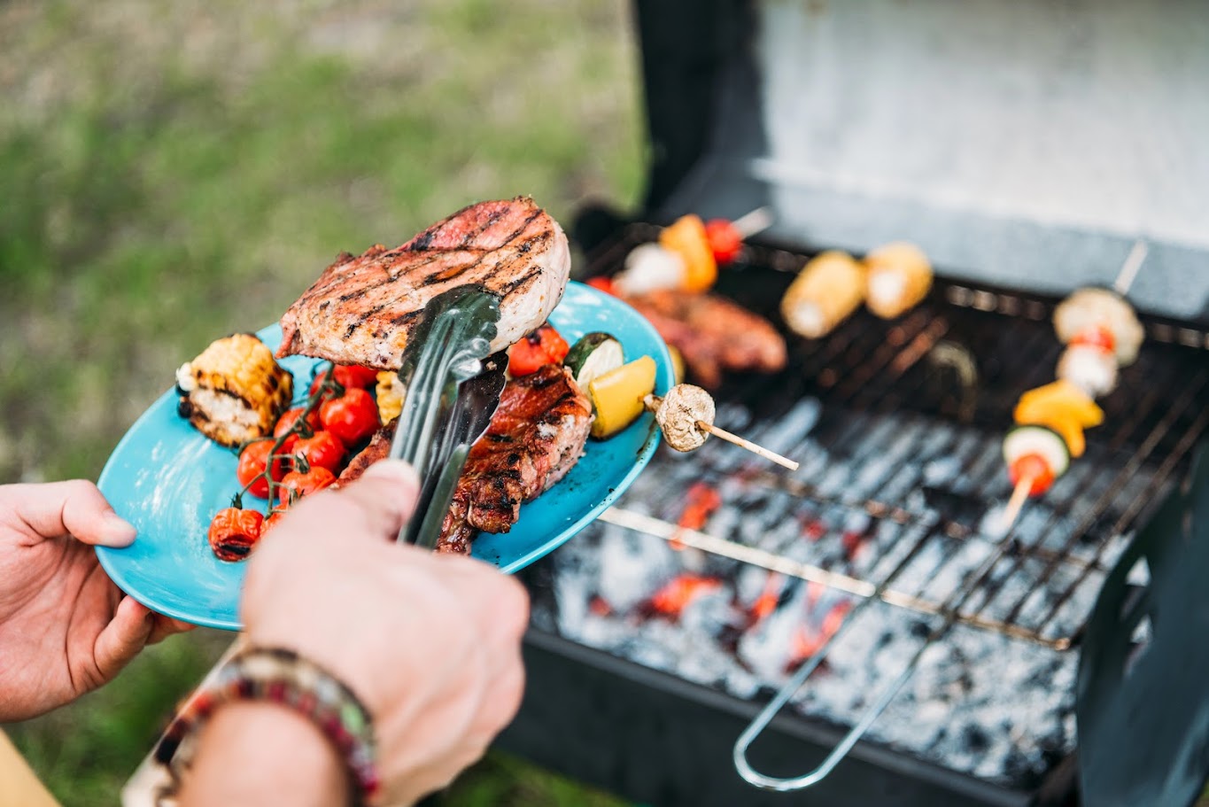 Ăn tiệc BBQ ngày giáng sinh.