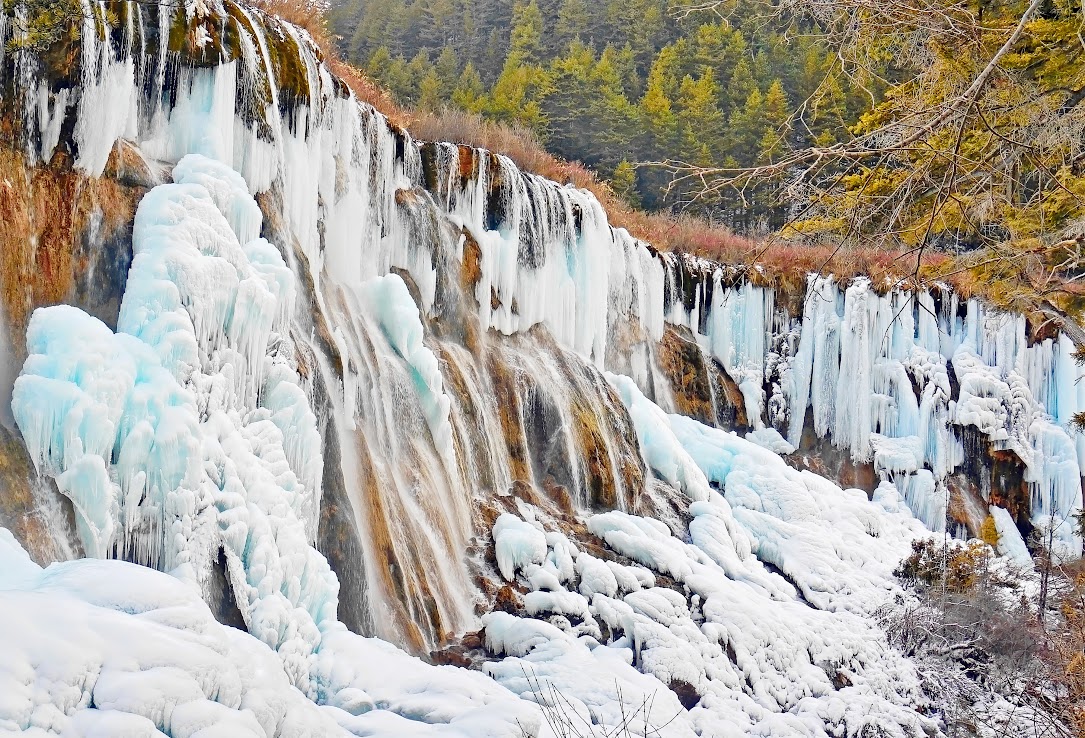 Which season is the best to visit Jiuzhaigou?