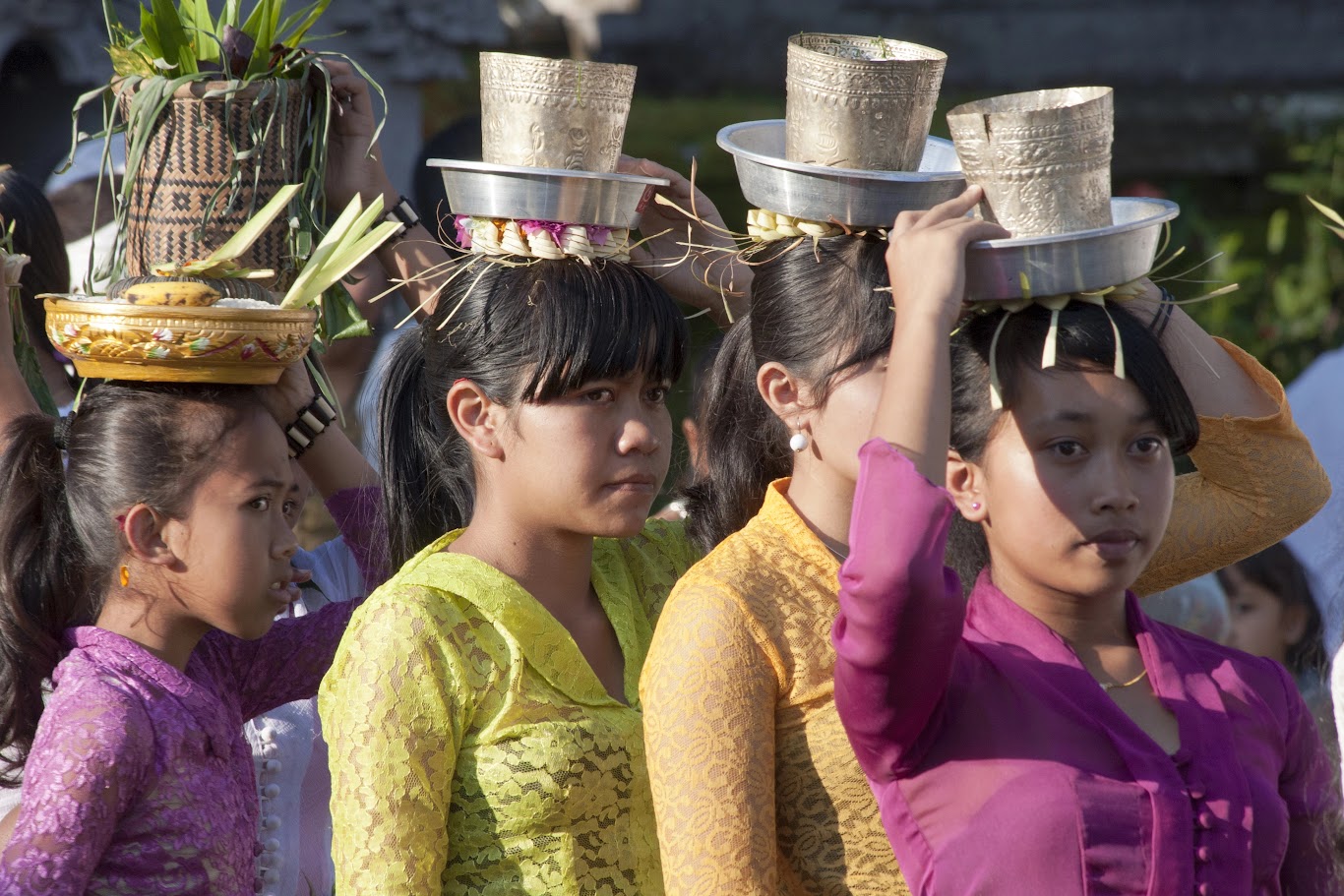 ผู้หญิง Bali แบกเครื่องบูชาดั้งเดิมในเทศกาลวัฒนธรรม