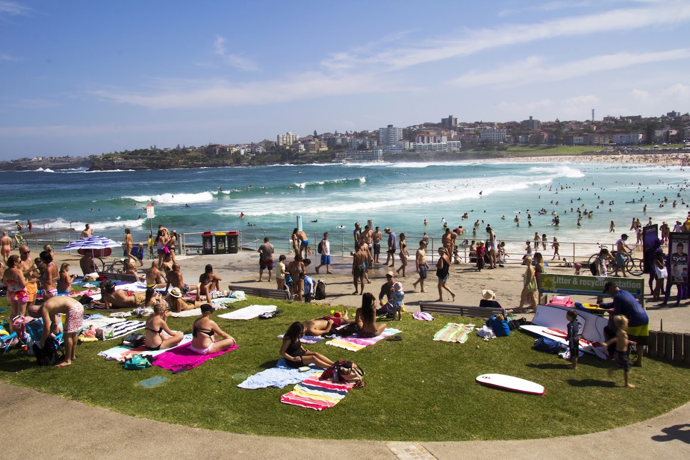 Tắm biển mùa Giáng sinh ở Bondi Beach.