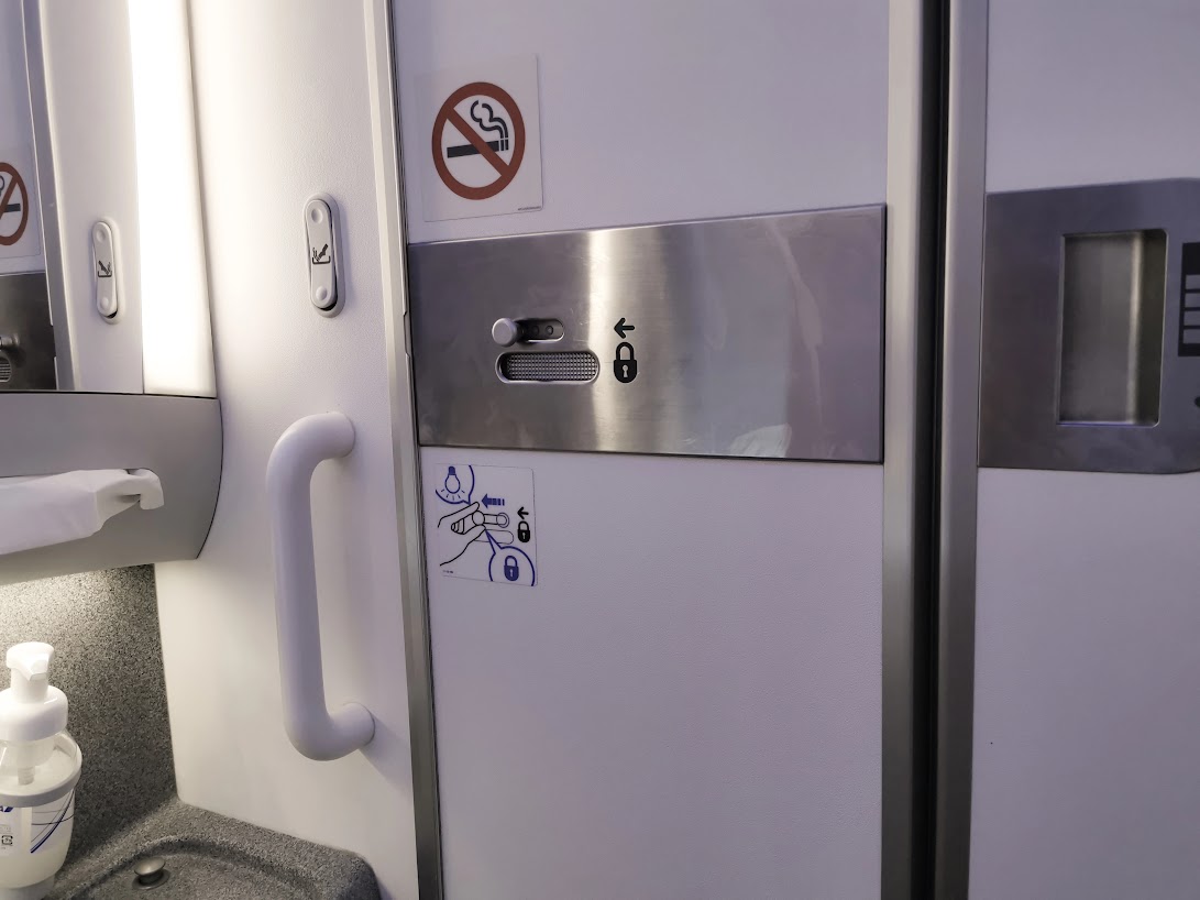 飛行機のトイレ使用ガイド