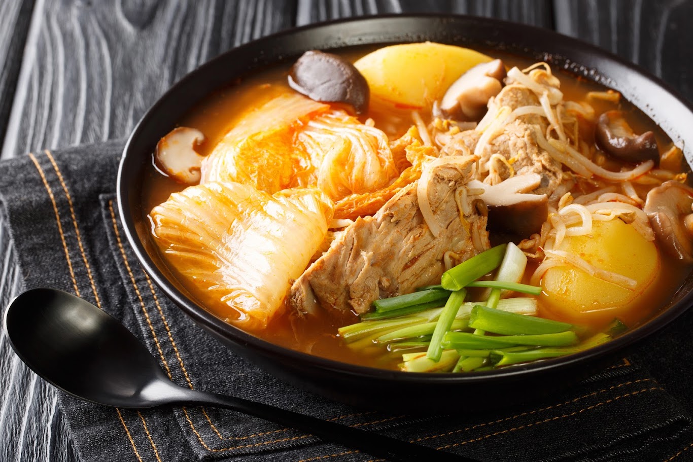 Gamjatang - Hương Vị Đặc Trưng Của Canh Xương Hầm Hàn Quốc