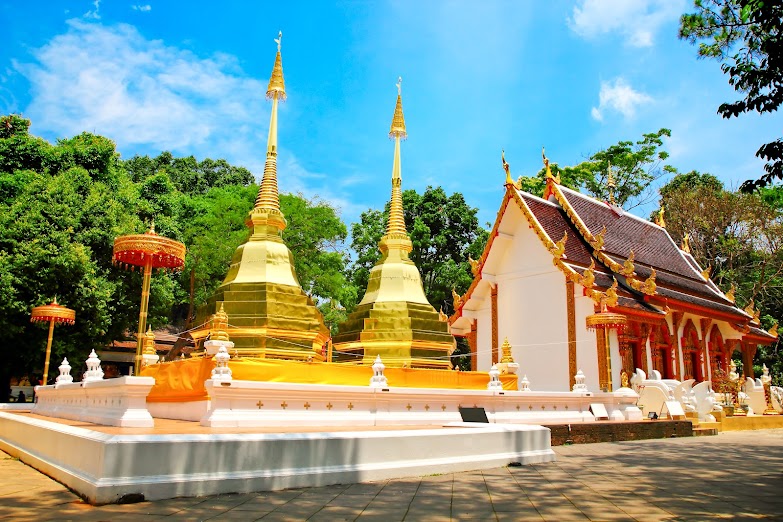 MÁY BAY HẠ CÁNH TẠI SÂN BAY CHIANG RAI GIỮA KHUNG CẢNH THIÊN NHIÊN XANH MÁT