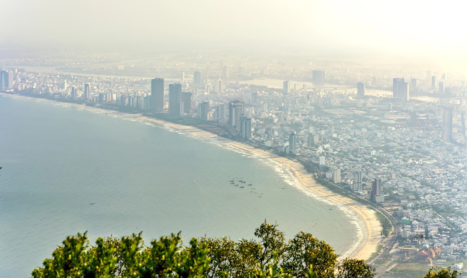 滑翔傘俯瞰峴港全景