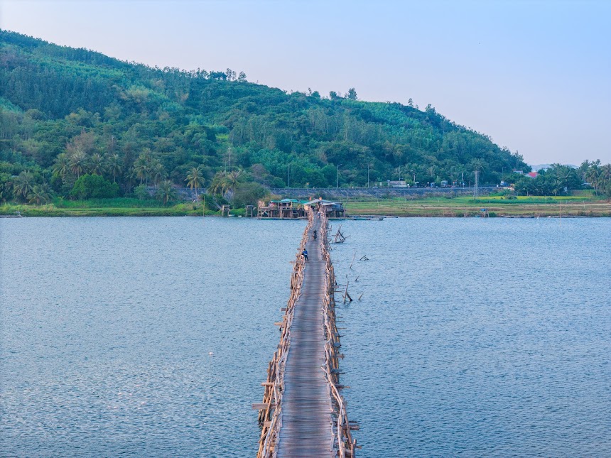 Mr. Cop Wooden Bridge: The Most Picturesque Natural Landscape in Phu Yen