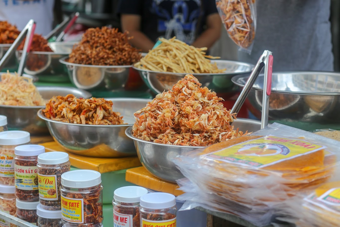 What does Dam Market in Nha Trang sell, and what time does it open?