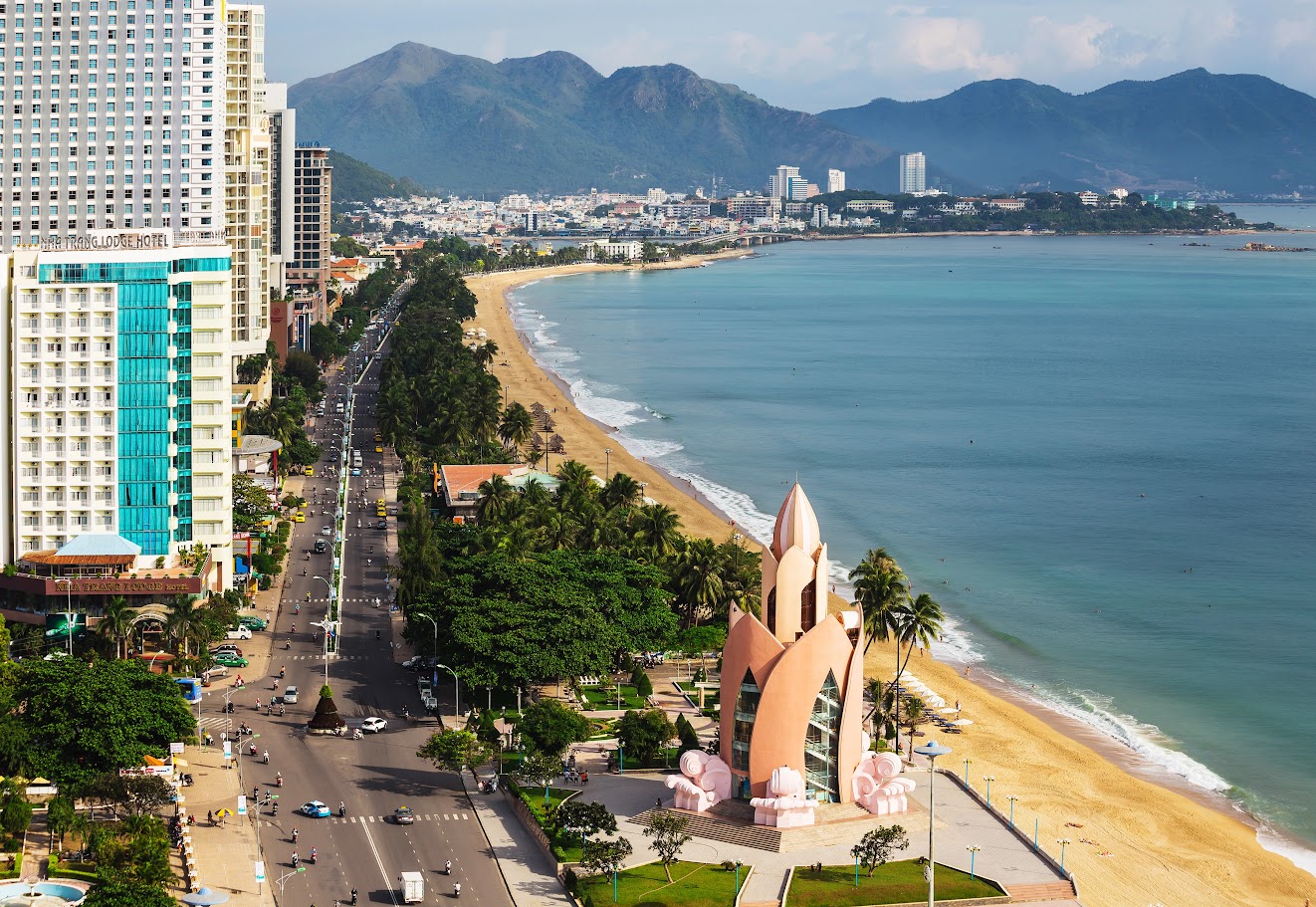 What does Dam Market in Nha Trang sell, and what time does it open?