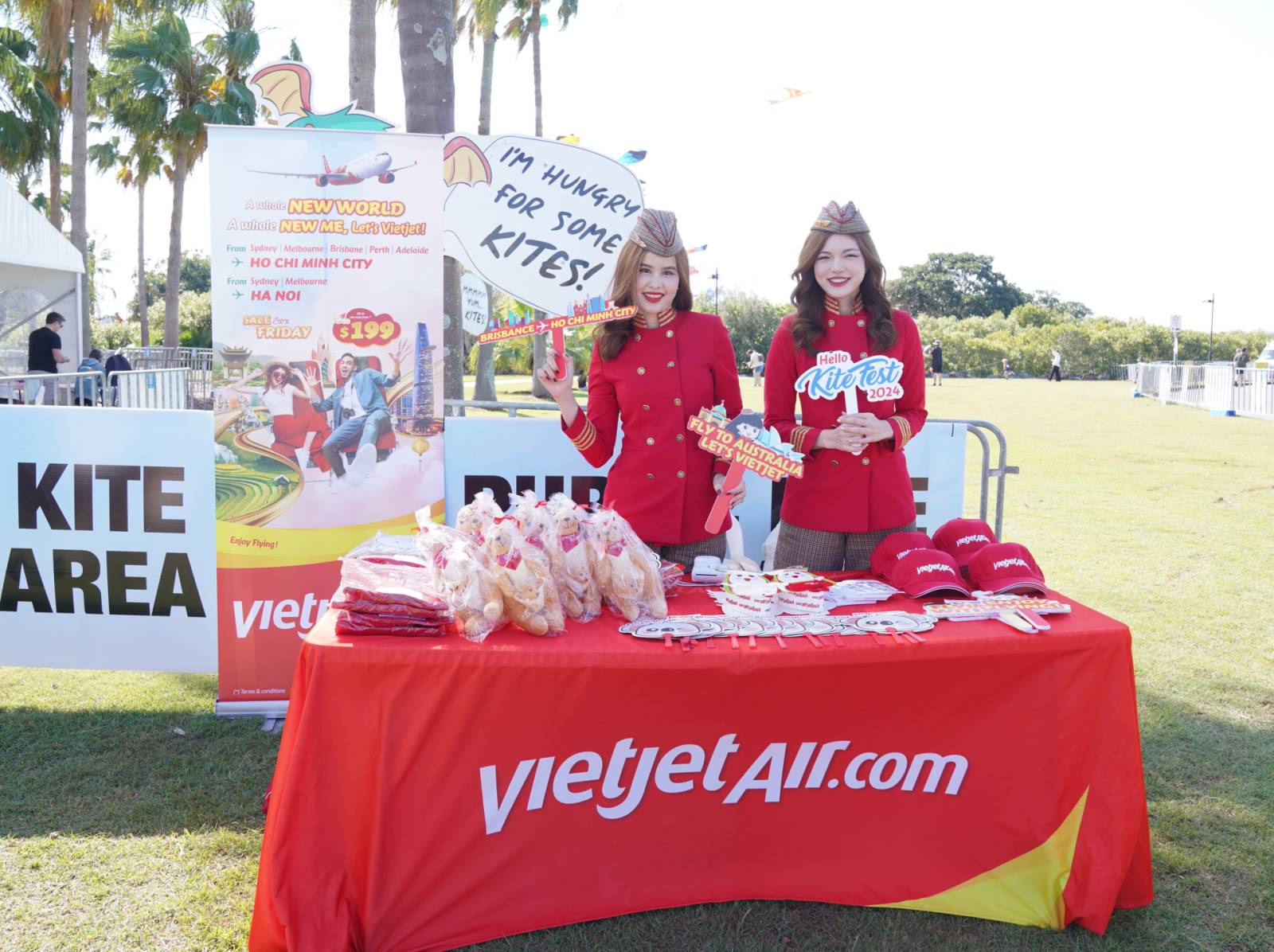 Choáng ngợp trước màn thả diều “khủng” tại lễ hội Vietjet Redcliffe Kitefest 2024