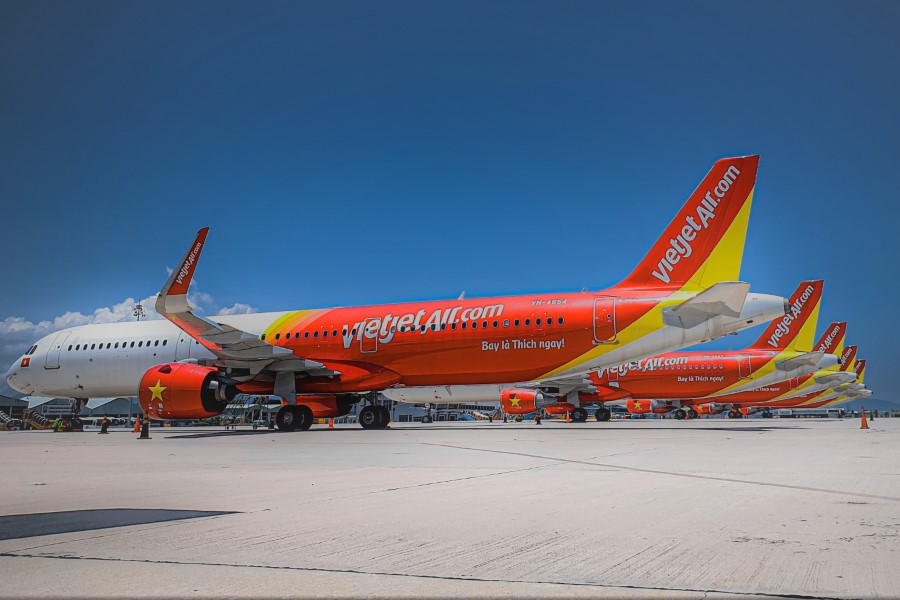 꾸오이 아저씨, 항 언니는 Vietjet 의 비행기 위에 추석을 기쁘게 환영합니다.