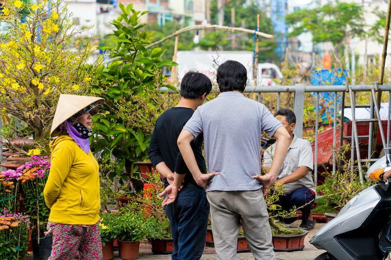 trên bến dưới thuyền