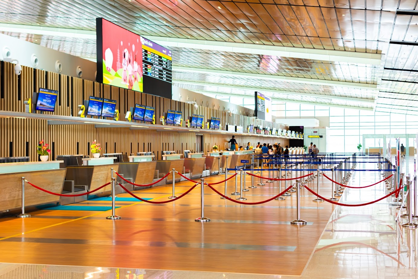 How many international airports does Vietnam have