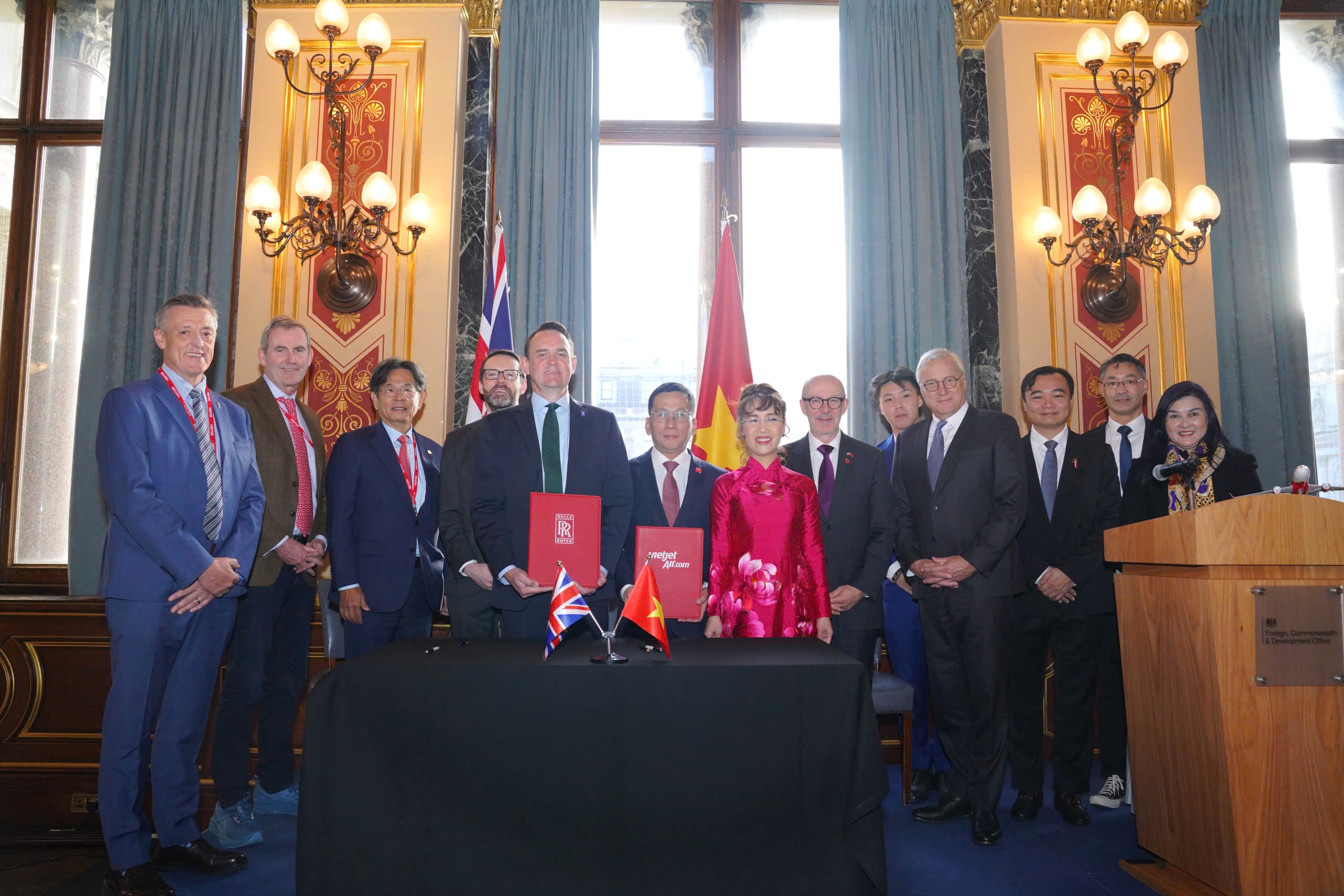 Vietjet và Rolls-Royce ký kết hợp đồng động cơ Trent 7000 trị giá 3,8 tỷ Đô la Mỹ trong chuyến thăm Vương quốc Anh của Tổng bí thư Tô Lâm
