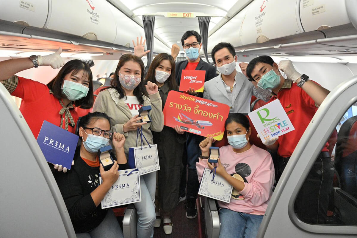 ไทยเวียตเจ็ทเซอร์ไพรส์ผู้โดยสารบนเที่ยวบินพิเศษ “Magic Flight” แจกจี้ทองคำจากพรีม่าโกลด์และบัตรกำนัลจากโรบินสัน