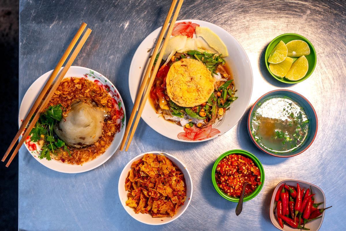 Phở chua đặc sản Lạng Sơn là tô bên phải